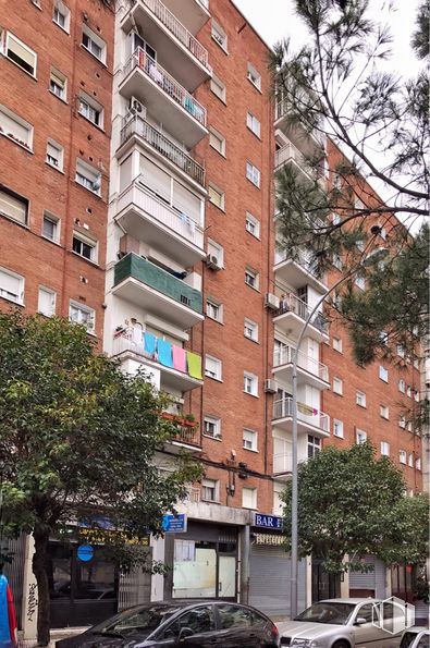 Local en venta en Plaza San Juan de Covas, 3, Alcorcón, Madrid, 28925 con coche, edificio, día, propiedad, neumático, ventana, rueda, vehículo, infraestructura y árbol alrededor