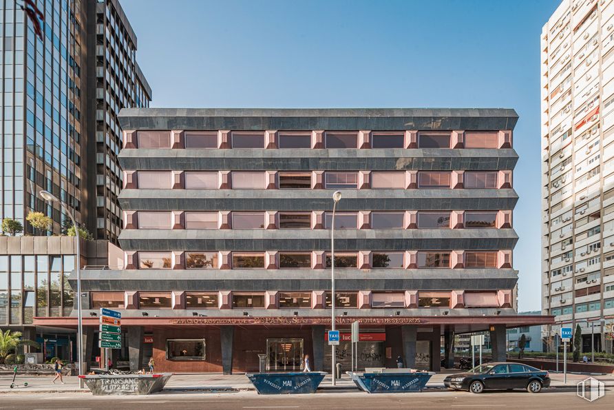 Oficina en alquiler en General Perón, 36, Tetuán, Madrid, 28020 con edificio, coche, cielo, propiedad, diseño urbano, bloque de torres, barrio, condominio, zona residencial y espacio público alrededor