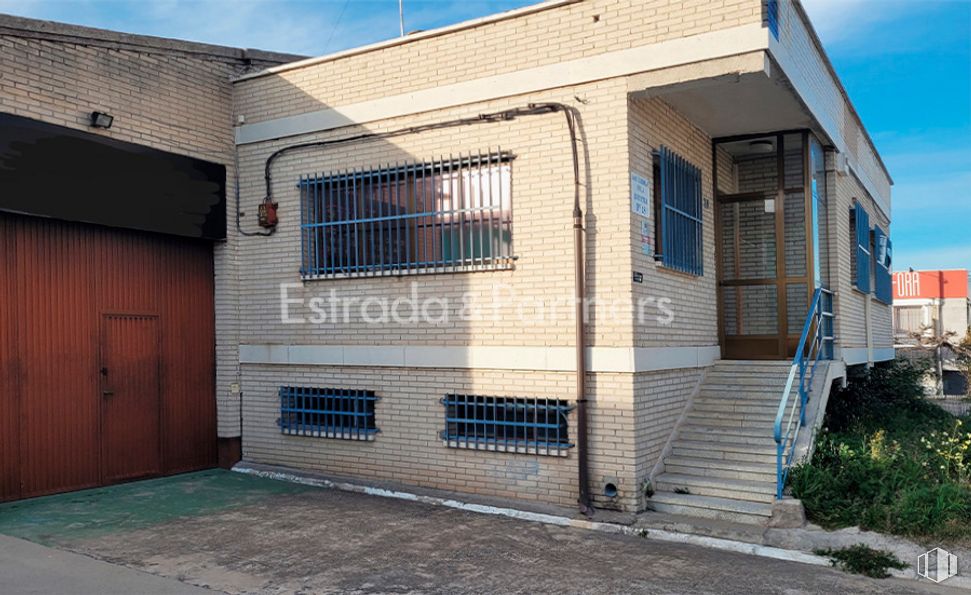 Nave en alquiler y venta en Calle Cámara de la Industria, Móstoles, Madrid, 28938 con ventana, puerta, casa, cielo, propiedad, edificio, planta, nube, accesorio y madera alrededor