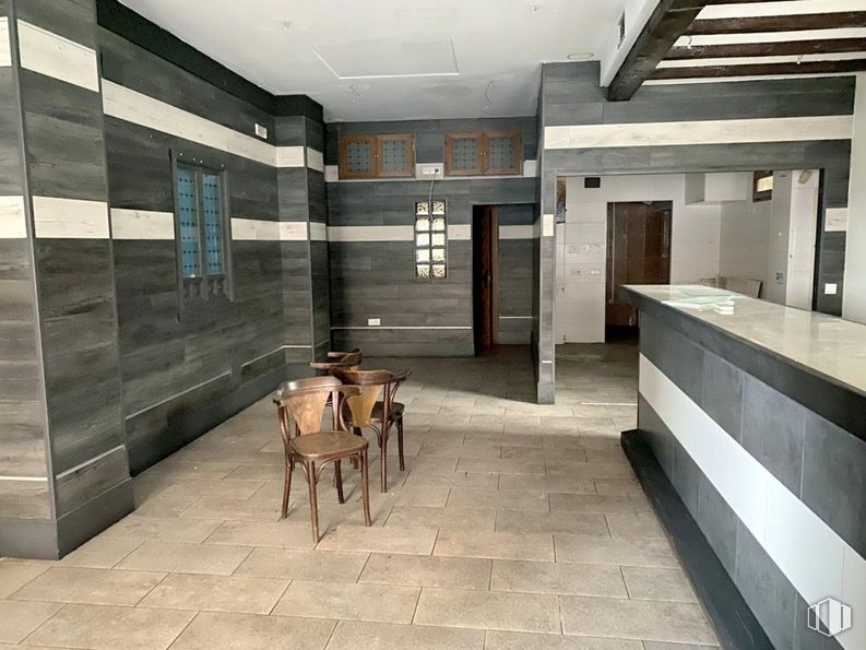 Retail for sale & for rent at Zona Santa Bárbara, Toledo, 45006 with chair, window, door, kitchen & dining room table, furniture, property, building, table, interior design and wood around