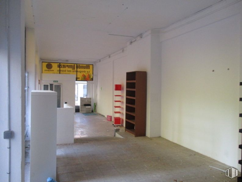 Local en alquiler en Barrio del Pilar, Fuencarral - El Pardo, Madrid, 28029 con accesorio, piso, suelo, puerta, gas, madera, edificio, techo, pintura y yeso alrededor