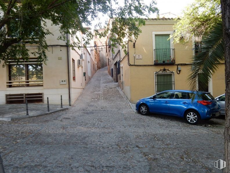 Land for sale at Casco Histórico, Toledo, 45002 with car, window, tire, wheel, vehicle, building, automotive lighting, motor vehicle, plant and road surface around