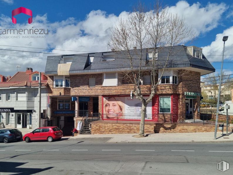 Retail for sale at Calle San Juan de Valdemorillo, Valdemorillo, Madrid, 28210 with car, building, cloud, sky, window, road surface, balloon, asphalt, vehicle and wheel around