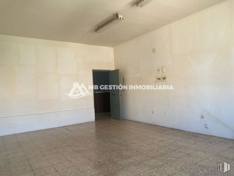 Retail for rent at Calle Gerona, Fuenlabrada, Madrid, 28945 with light fixture, lighting, building, wood, flooring, floor, ceiling, shade, hall and fixture around