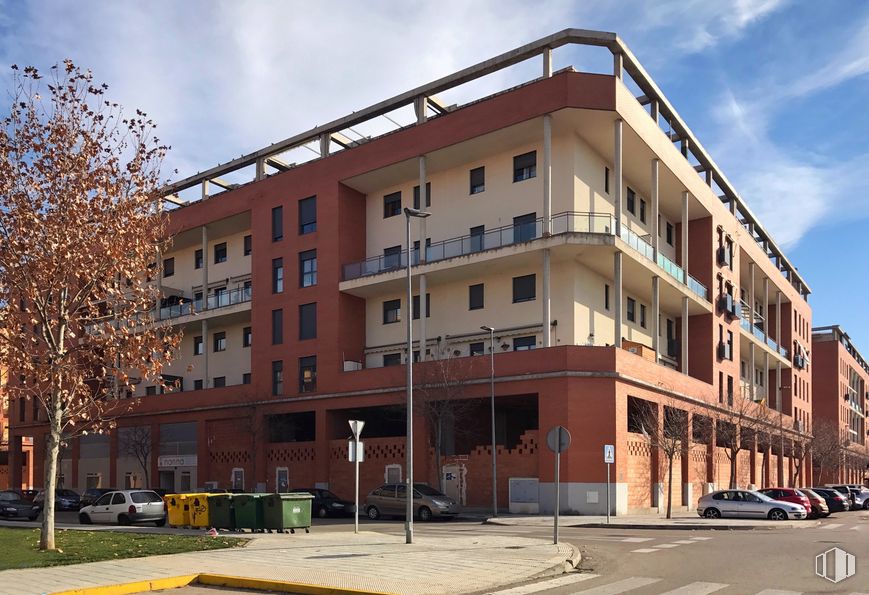 Retail for sale at Plaza Tres de Abril, 4, Azuqueca de Henares, Guadalajara, 19200 with building, sky, cloud, property, window, car, urban design, architecture, condominium and tree around