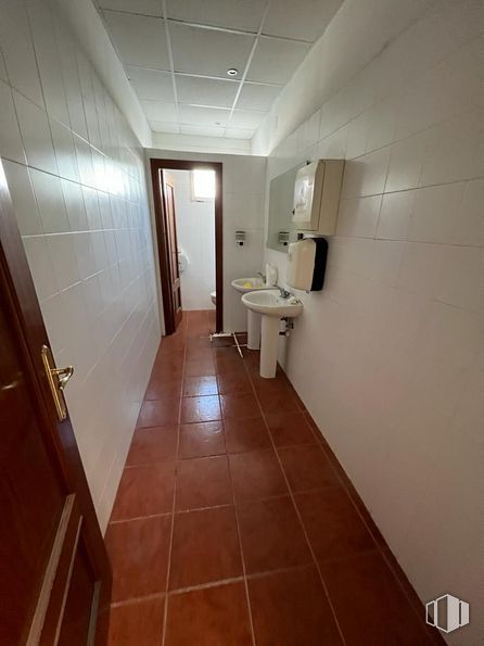 Nave en venta en Calle Cañal, Arganda del Rey, Madrid, 28500 con fregadero, edificio, accesorios de fontanería, cuarto de baño, casa, madera, accesorio, suelos, interiorismo y suelo alrededor