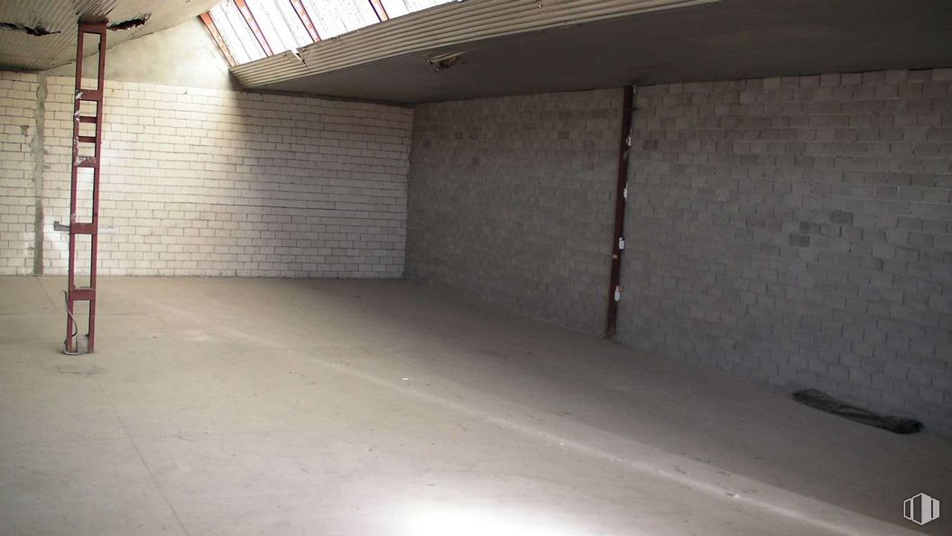 Nave en alquiler y venta en Carretera de El Henar, 50, Cuéllar, Segovia, 40200 con sombra, asfalto, superficie de la carretera, pasillo, piso, suelo, edificio, aparcamiento, material compuesto y madera alrededor