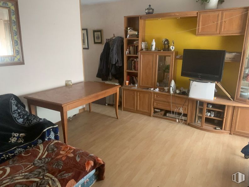 Local en venta en Calle Aragón, Collado Villalba, Madrid, 28400 con mesa, ebanistería, espejo, silla, mueble, marco, edificio, madera, televisión y suelo alrededor