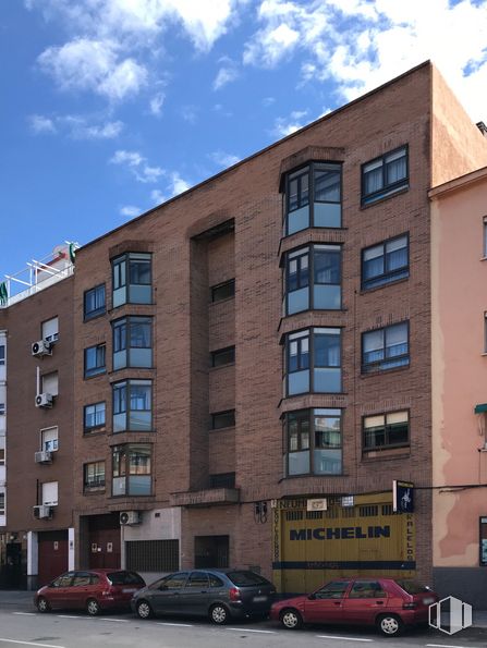 Local en alquiler y venta en Calle del Arroyo Bueno, 23, Villaverde, Madrid, 28021 con coche, edificio, ventana, neumático, rueda, cielo, nube, día, propiedad y vehículo alrededor