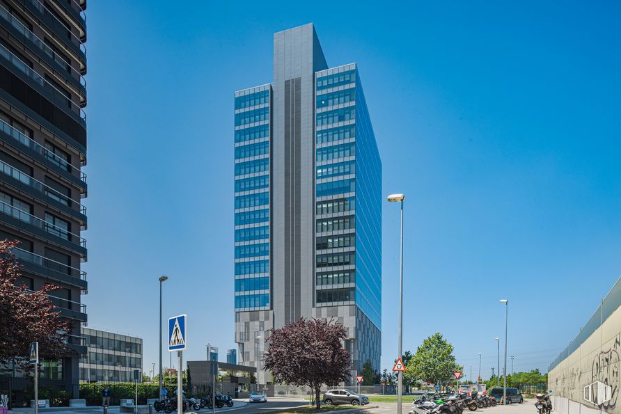 Oficina en alquiler en Torre Chamartín, Calle Dulce Chacón, 55, Hortaleza, Madrid, 28050 con edificio, cielo, rascacielos, planta, luz de la calle, luz, árbol, infraestructura, torre y bloque de torre alrededor