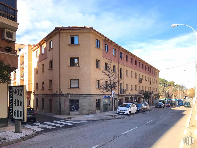 Oficina en alquiler en Paseo Ezequiel González, Segovia, 40002 con coche, edificio, cielo, nube, ventana, luz de la calle, vehículo, diseño urbano, árbol y asfalto alrededor