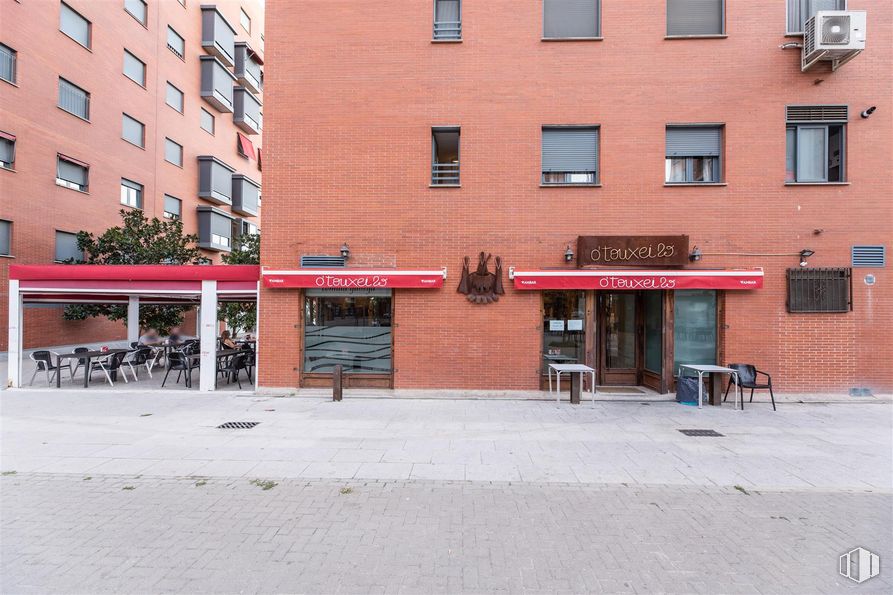 Local en venta en Calle Gainza, Usera, Madrid, 28041 con edificio, ventana, superficie de la carretera, espacio público, diseño urbano, ciudad, mesa de trabajo, ladrillo, fachada y carretera alrededor