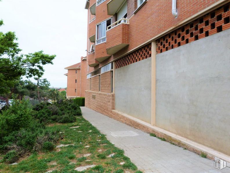 Retail for rent at Sector Plaza de Toros, Segovia, 40006 with window, house, plant, property, building, road surface, urban design, brick, grass and tree around