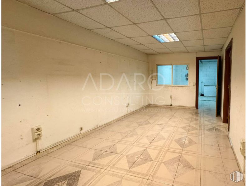 Industrial for sale at Avenida Colada de Pozuelo, Alcorcón, Madrid, 28925 with door, window, light fixture, flooring, floor, ceiling, tile flooring, hall, tile and daylighting around