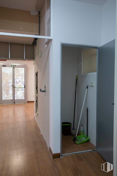 Local en alquiler y venta en Calle Embajadores, Arganzuela, Madrid, 28045 con madera, accesorio, pavimentos, piso, madera, vidrio, edificio, suelo laminado, tinte para madera y pasillo alrededor