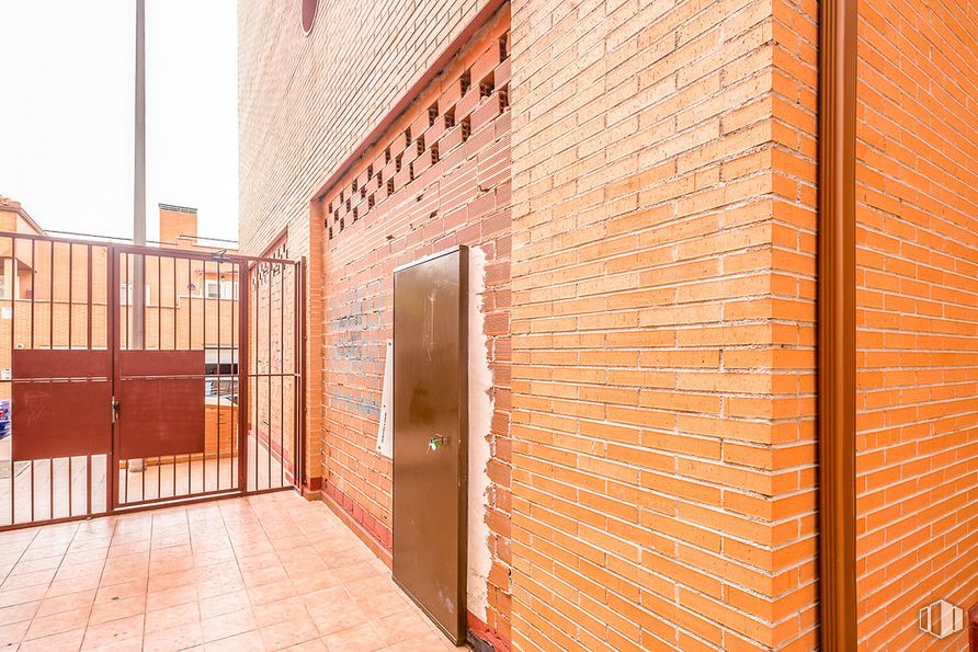 Local en alquiler y venta en Avenida Circunvalación, Daganzo de Arriba, Madrid, 28814 con puerta, accesorio, madera, naranja, albañilería, edificio, diseño de interiores, ladrillo, pared y barrio alrededor