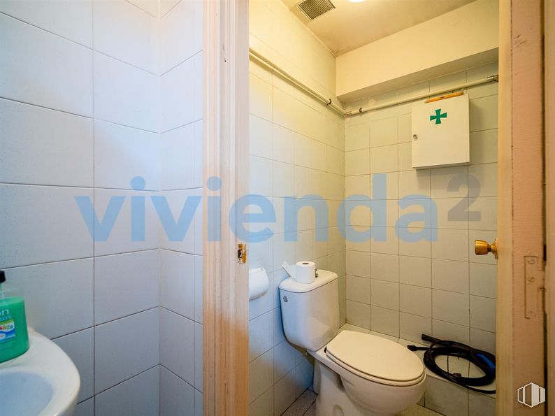 Local en venta en Paseo Virgen del Puerto, Arganzuela, Madrid, 28005 con inodoro, fregadero, botella, accesorios de fontanería, suelo, fontanería, cuarto de baño, asiento del inodoro, lavabo y grifo alrededor