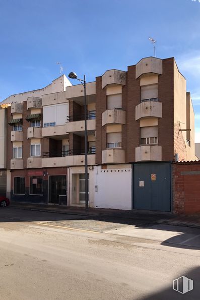 Retail for sale & for rent at Calle San Juan, 5, Quintanar de la Orden, Toledo, 45800 with building, street light, sky, window, urban design, cloud, condominium, material property, residential area and facade around