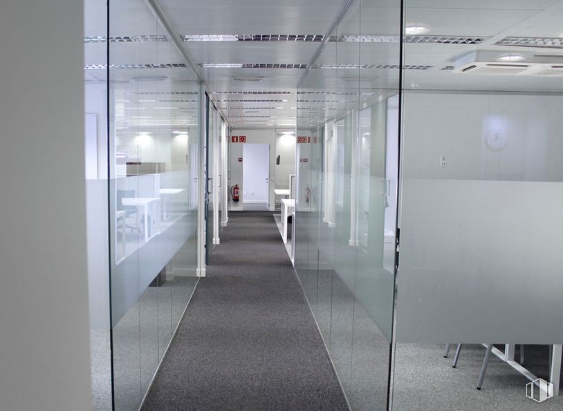 Oficina en alquiler en Paseo Castellana, 182, Chamartín, Madrid, 28046 con accesorio, edificio, suelo, piso, vidrio, simetría, techo, paralelo, aluminio y material compuesto alrededor