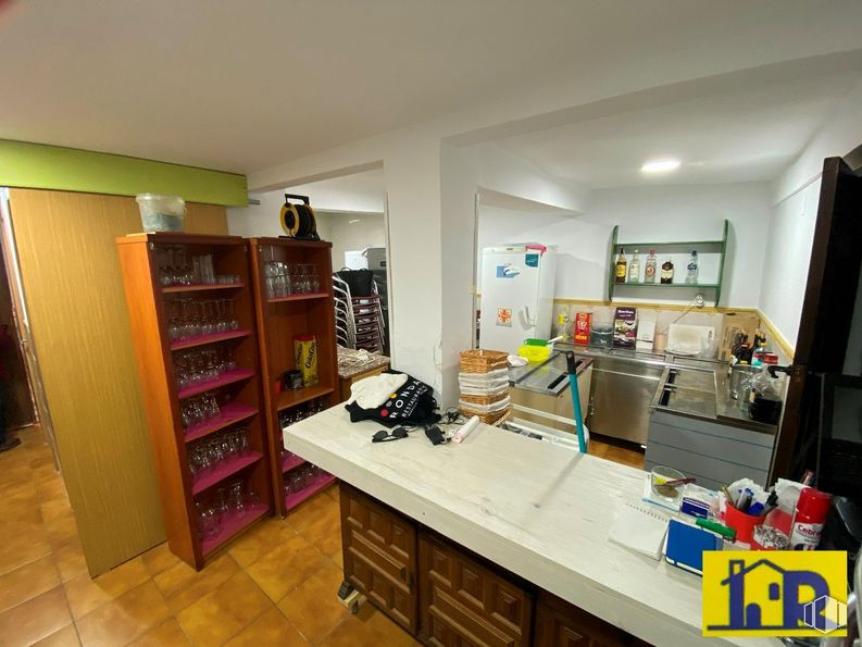 Retail for sale & for rent at Casco Antiguo, Cuenca, 16001 with cabinetry, furniture, table, wood, shelving, shelf, flooring, drawer, floor and building around