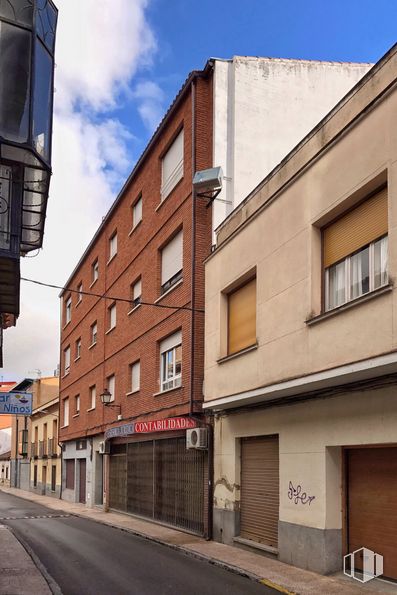 Retail for sale & for rent at Calle Orozco, 6, Torrijos, Toledo, 45500 with building, door, window, sky, cloud, fixture, road surface, urban design, house and asphalt around