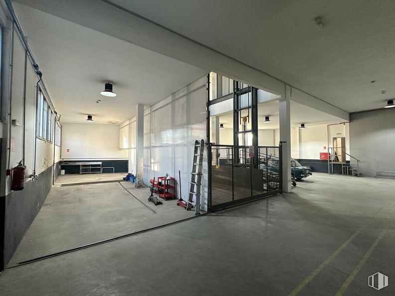 Nave en alquiler y venta en Calle Electricidad, 2, Leganés, Madrid, 28917 con accesorio, hall, suelo, edificio, suelos, ventana, ciudad, techo, hormigón y metal alrededor