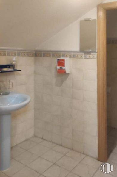 Nave en alquiler y venta en Calle Puerto de Pajares, Leganés, Madrid, 28914 con fregadero, accesorios de fontanería, grifo, lavabo, cuarto de baño, fluido, interiorismo, accesorio, suelos y suelo alrededor