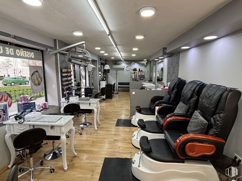 Retail for sale at Avenida Monforte de Lemos, Fuencarral - El Pardo, Madrid, 28029 with chair, desk, table, furniture, interior design, flooring, floor, beauty salon, ceiling and barber chair around