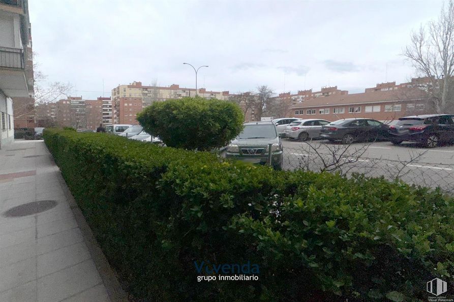 Local en alquiler en Calle Azorín, Móstoles, Madrid, 28935 con coche, planta, cielo, nube, vehículo, edificio, rueda, neumático, luz de la calle y superficie de la carretera alrededor