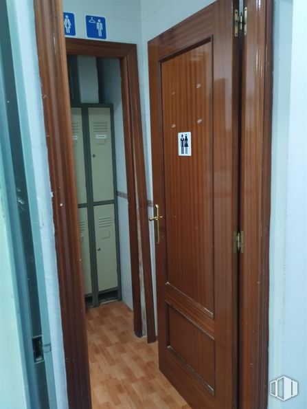 Nave en venta en Avenida Encina, 15, Fuenlabrada, Madrid, 28942 con propiedad, asa, puerta, cerrojo muerto, accesorio, edificio, madera, puerta de casa, manija de la puerta y casa alrededor