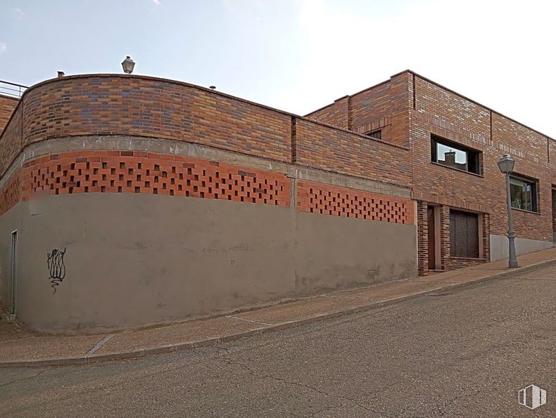 Local en alquiler y venta en Calle Riaza, Segovia, 40003 con edificio, ventana, cielo, paisaje, fachada, tintes y matices, ladrillo, nube, hormigón y asfalto alrededor