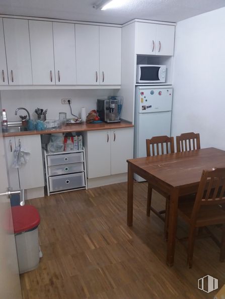 Local en venta en Sector Embarcaciones, Tres Cantos, Madrid, 28760 con mesa, silla, ebanistería, mueble, propiedad, madera, encimera, edificio, estantería y cocina alrededor