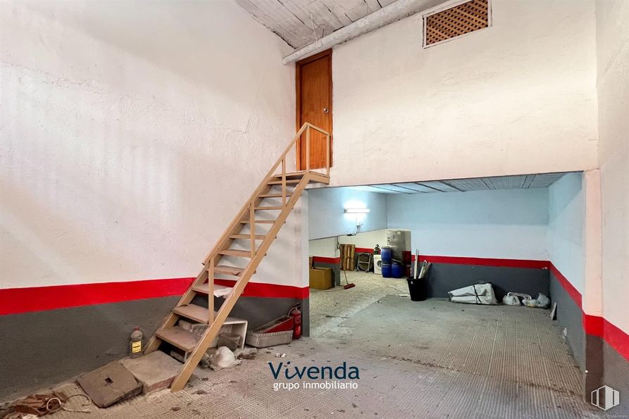 Local en venta en Zona Villaverde Alto, Villaverde, Madrid, 28021 con puerta, escalera, suelos, suelo, techo, escaleras, pintura, material de construcción, escayola y sótano alrededor