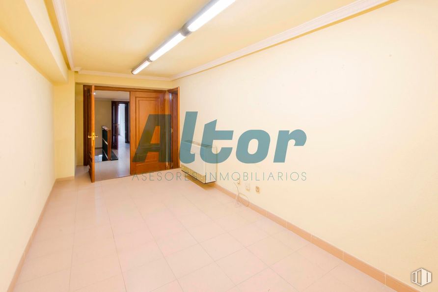 Local en venta en Calle de Alejandro Rodríguez, Tetuán, Madrid, 28039 con alumbrado, lámpara, suelo, suelos, diseño, tinte para madera y suelos de madera alrededor