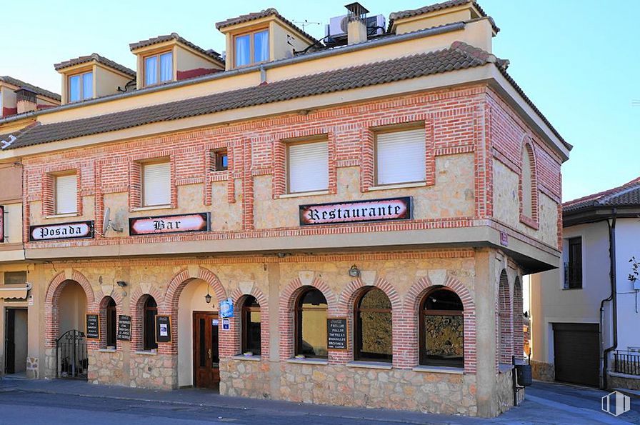 Retail for sale at Plaza Constitución, 4, Espirdo, Segovia, 40191 with building, window, sky, property, blue, brick, door, fixture, brickwork and neighbourhood around