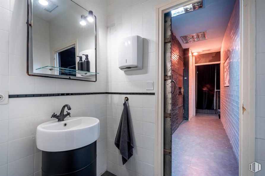 Local en venta en Zona Cuatro Caminos, Tetuán, Madrid, 28020 con espejo, grifo, accesorios de fontanería, fregadero, propiedad, lavabo, blanco, edificio, cuarto de baño y interiorismo alrededor