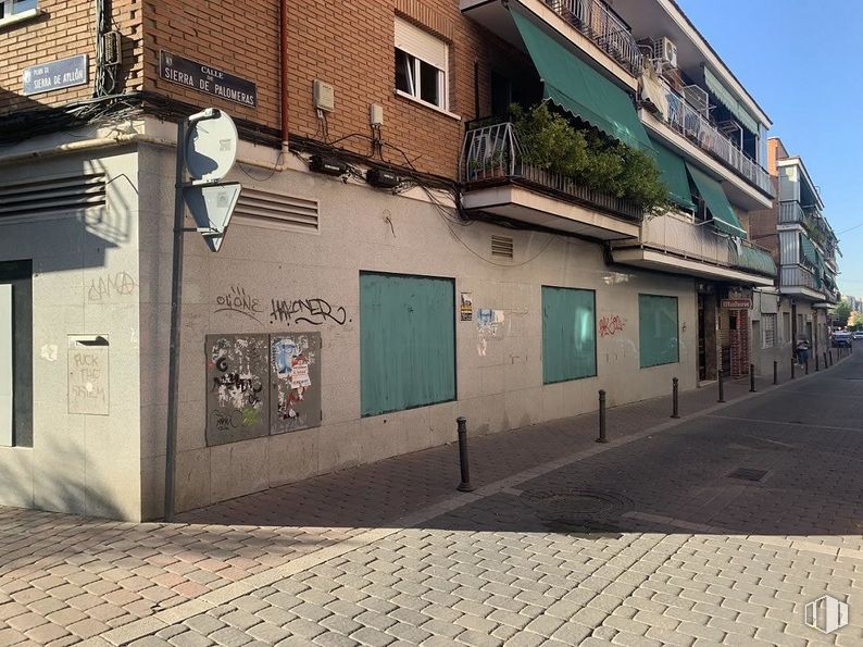 Retail for sale at Plaza Sierra de Ayllón, Villa de Vallecas, Madrid, 28031 with window, building, infrastructure, road surface, plant, urban design, asphalt, sky, house and residential area around