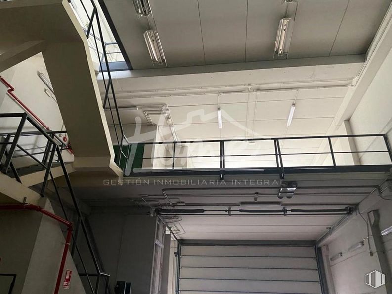 Nave en alquiler en Calle Rejas, San Blas - Canillejas, Madrid, 28022 con alumbrado, accesorio, línea, edificio, haz, techo, metal, vidrio, simetría y ingeniería alrededor