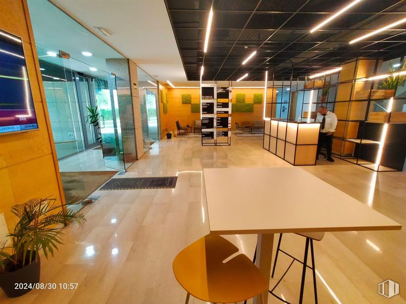 Oficina en venta en Calle Fuerteventura, 4, San Sebastián de los Reyes, Madrid, 28700 con televisión, silla, persona, planta de interior, mesa, ropa, mueble, planta, estante y interiorismo alrededor