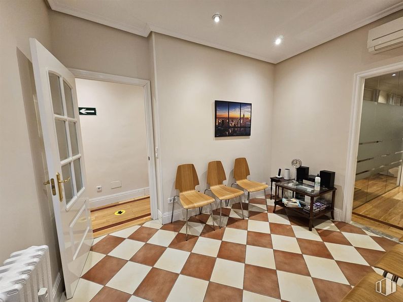 Office for sale at Argüelles, Moncloa - Aravaca, Madrid, 28008 with chair, flooring, floor, wall, interior design, furniture, wood, wood flooring, ceiling and laminate flooring around