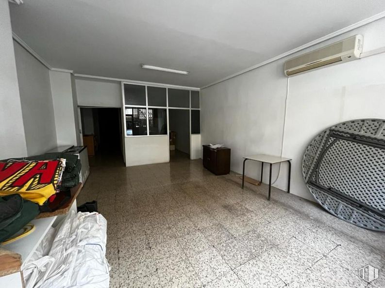 Retail for sale & for rent at Calle Princesa Zaida, Cuenca, 16002 with table, property, building, flooring, comfort, floor, automotive design, automotive exterior, ceiling and room around