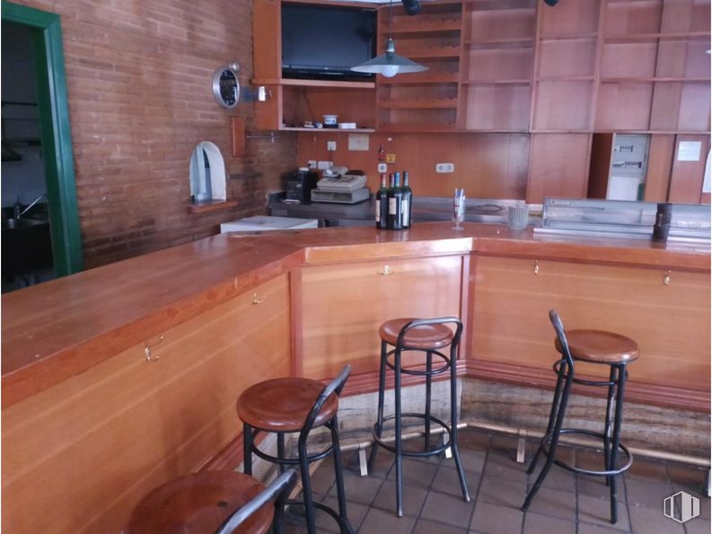 Retail for sale & for rent at Calle Colón, Cuenca, 16002 with stool, property, cabinetry, furniture, countertop, wood, kitchen, lighting, interior design and flooring around