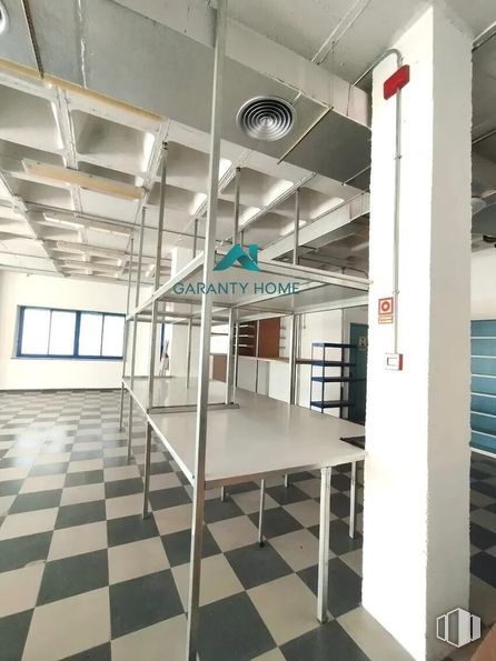 Oficina en alquiler en Zona Buena Vista, Carabanchel, Madrid, 28044 con mesa, ventana, interiorismo, suelo de baldosas, accesorio, diseño automovilístico, hall, suelo, suelos y línea alrededor