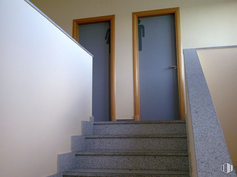 Industrial for rent at Avenida Reyes, 3, Colmenar Viejo, Madrid, 28770 with door, stairs, wall, flooring, wood, floor, handrail, interior design, wood stain and composite material around