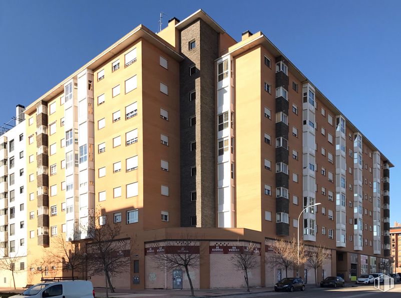 Retail for sale & for rent at Avenida Cerro Milano, 143, Villa de Vallecas, Madrid, 28031 with building, sky, property, window, car, tower block, street light, urban design, condominium and house around