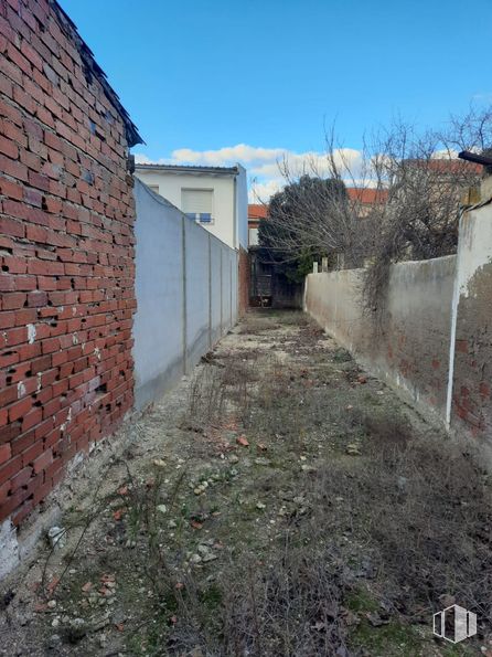 Land for sale at Zona centro, Lillo, Toledo, 45870 with wall, road surface, brick, brickwork, alley, human settlement, sidewalk, concrete, building material and walkway around