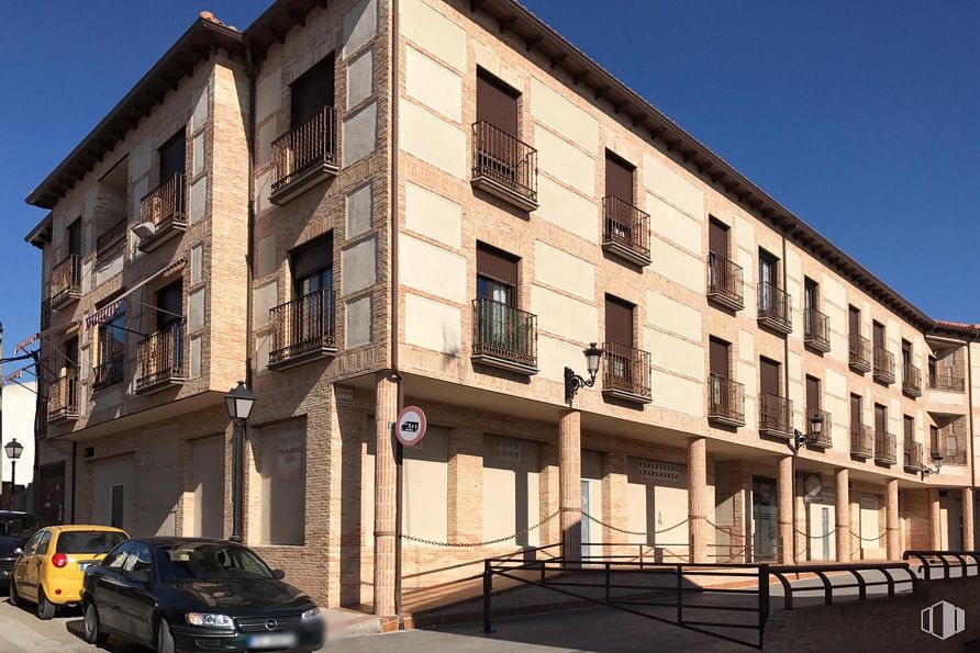 Retail for sale at Calle Palomeque, Lominchar, Toledo, 45212 with car, window, sky, tire, building, wheel, automotive parking light, vehicle, architecture and urban design around