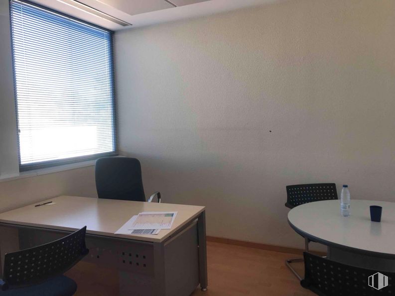 Office for rent at Polígono industrial Sur, San Sebastián de los Reyes, Madrid, 28700 with window blind, desk, window, chair, furniture, table, property, fixture, building and shade around