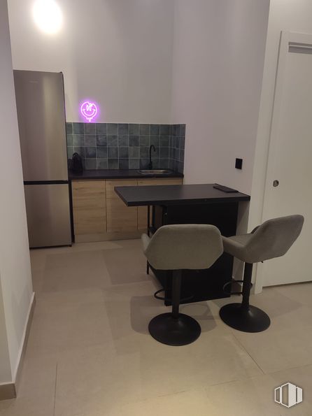 Retail for sale at Calle María de Zayas, Torrejón de Ardoz, Madrid, 28850 with refrigerator, chair, table, desk, cabinetry, flooring, furniture, floor, interior design and wood around