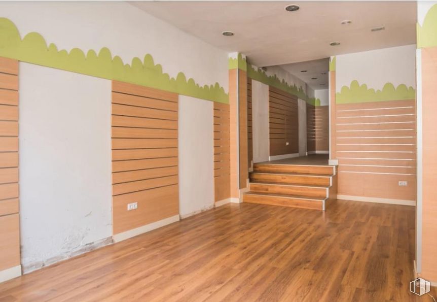 Retail for rent at Avenida Portugal, 24, Ávila, 05001 with wood, interior design, floor, flooring, wood stain, paint, hall, building, real estate and hardwood around